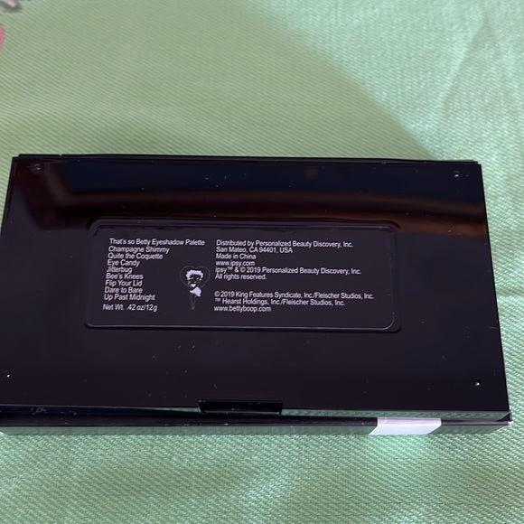 “That’s so Betty” BettyBoop x Ipsy 
Eyeshadow Palette & dbd 5 Brush Set - Picture 8 of 11